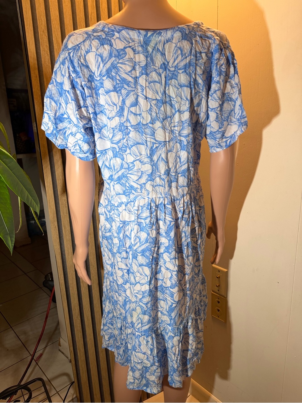 V-Neck Short Sleeve Blue Floral Midi Dress size S/M Summer vibes - Picture 2 of 4
